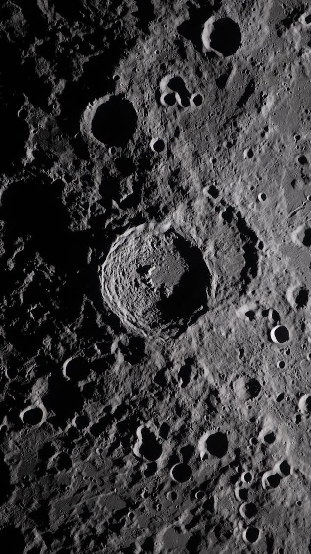 Des cratères, dont un immense, sur la surface de la Lune.