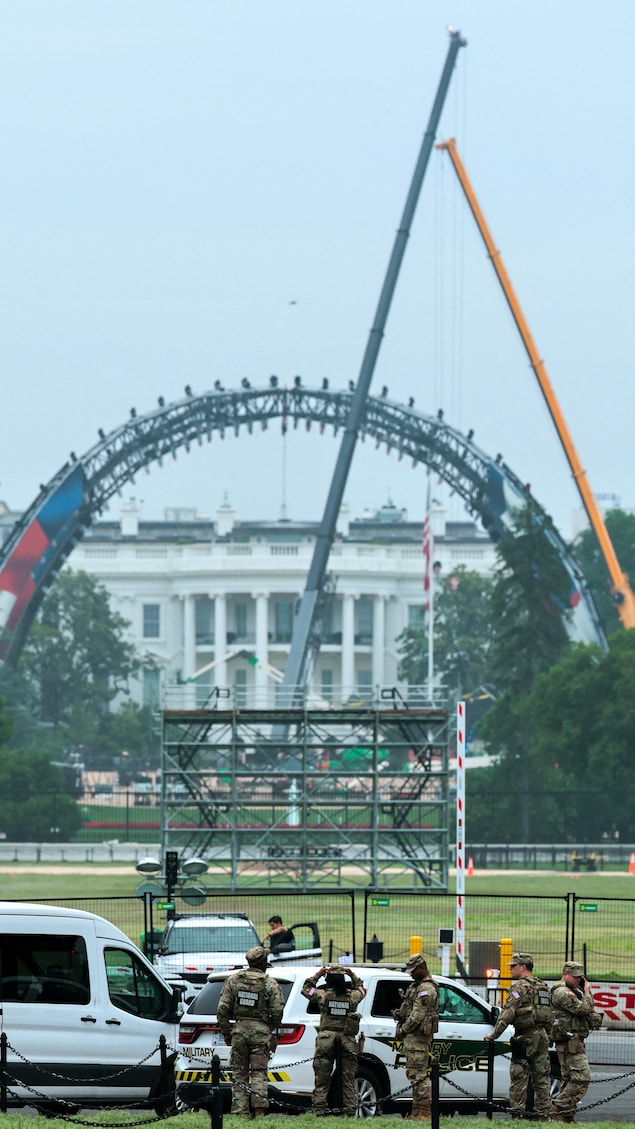 Vue verticale d'imposantes arches pour supporter un système d'éclairage en construction devant la Maison-Blanche.
