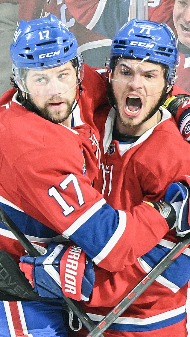 Les joueurs du Canadien Josh Anderson et Jake Evans s'enlacent en célébrant un but.