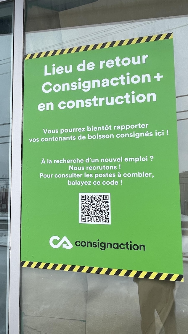 L'entrée d'un immeuble de consignation plus. 