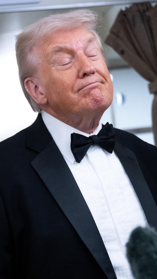 Donald Trump a les yeux fermés.