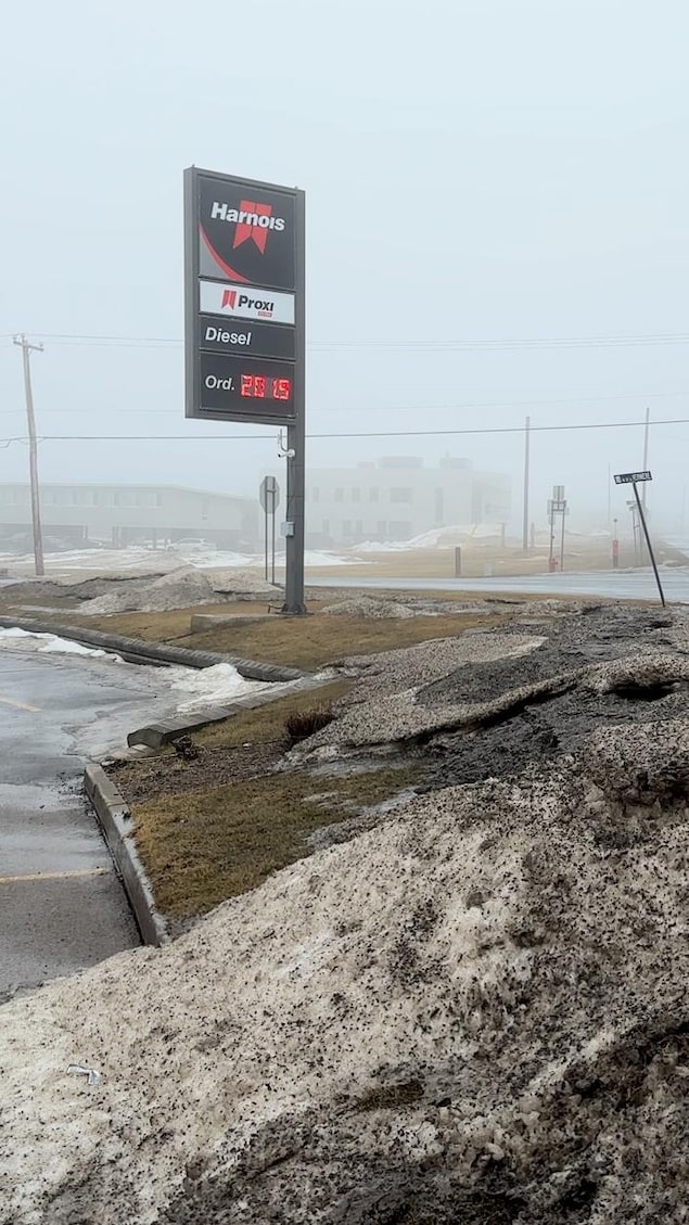 Une pancarte affichant le prix de l'essence.