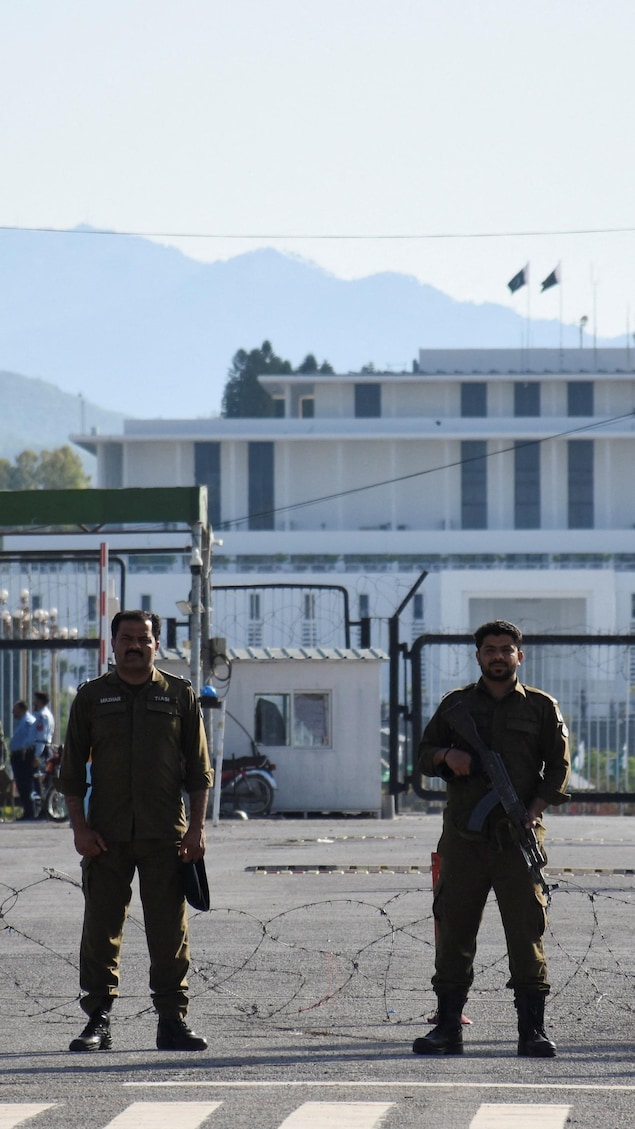 Des gardes déployés devant la maison présidentielle à Islamabad.