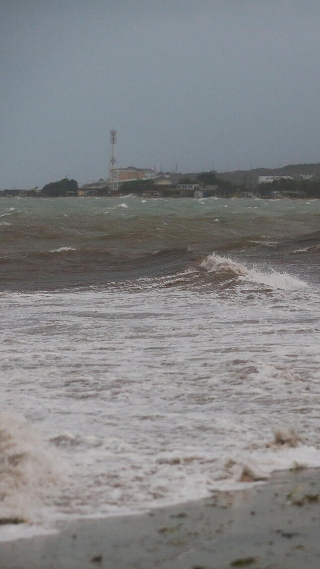 Angoisse en Jamaïque à l’approche de l’ouragan Melissa En bref — free download