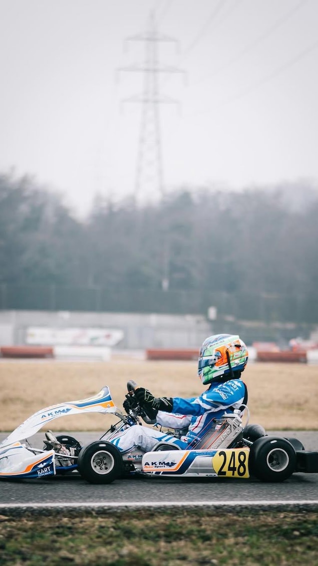Un pilote de karting durant un entraînement.