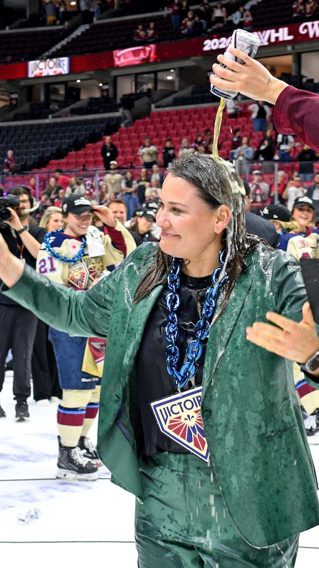 Une joueuse de hockey verse une bière sur la tête de son entraîneuse.