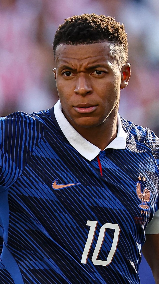 Kylian Mbappé durant un match de soccer de l'équipe de France.