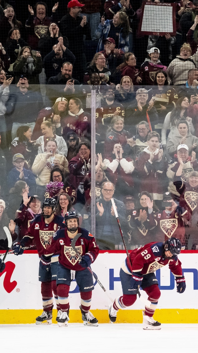 Des joueuses de hockey célèbrent après avoir marqué un but.