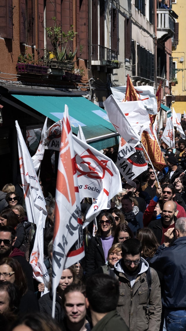 Des gens manifestent contre le droit d'entrée à Venise le 25 avril 2024.