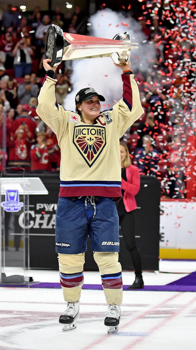 La joueuse de hockey Marie-Philip Poulin soulève la Coupe Walter.