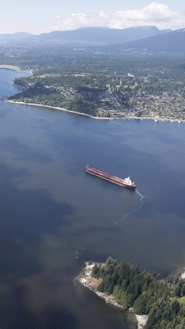 Photo d'une navire pétrolier à proximité du terminal maritime de Trans Mountain prise le 29 mai 2018. 
