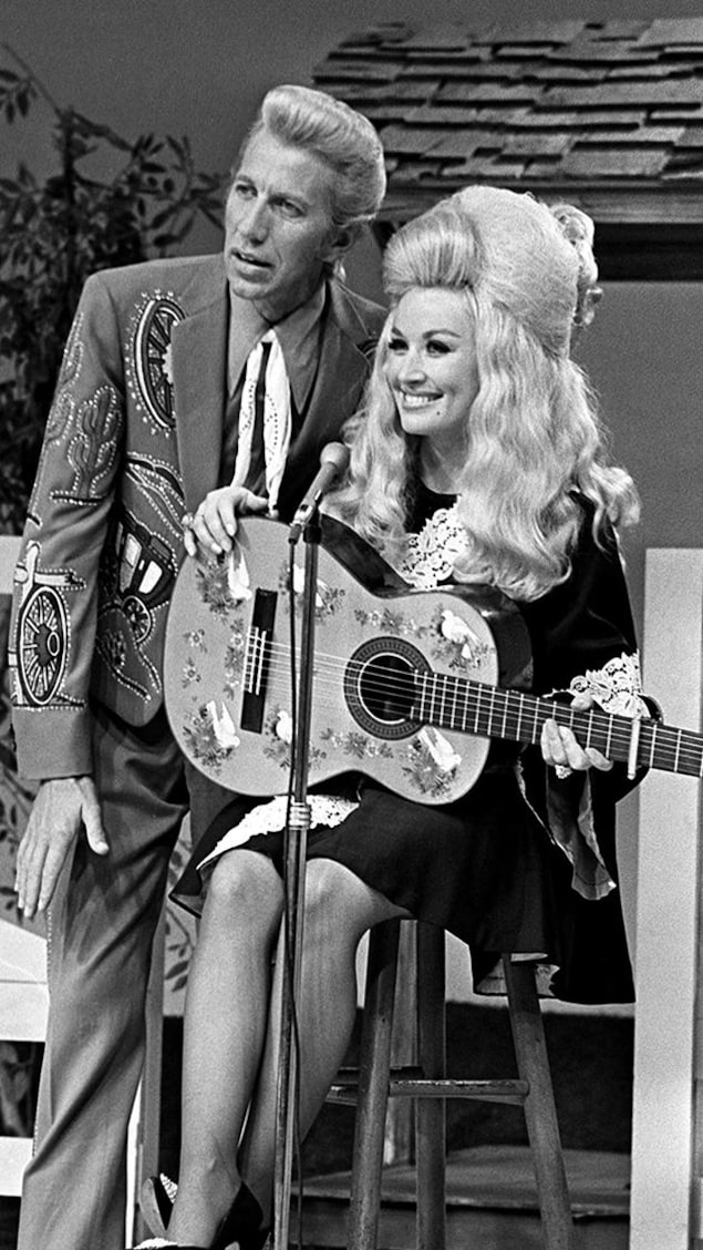Dolly Parton avec le chanteur Porter Wagoner en 1970.