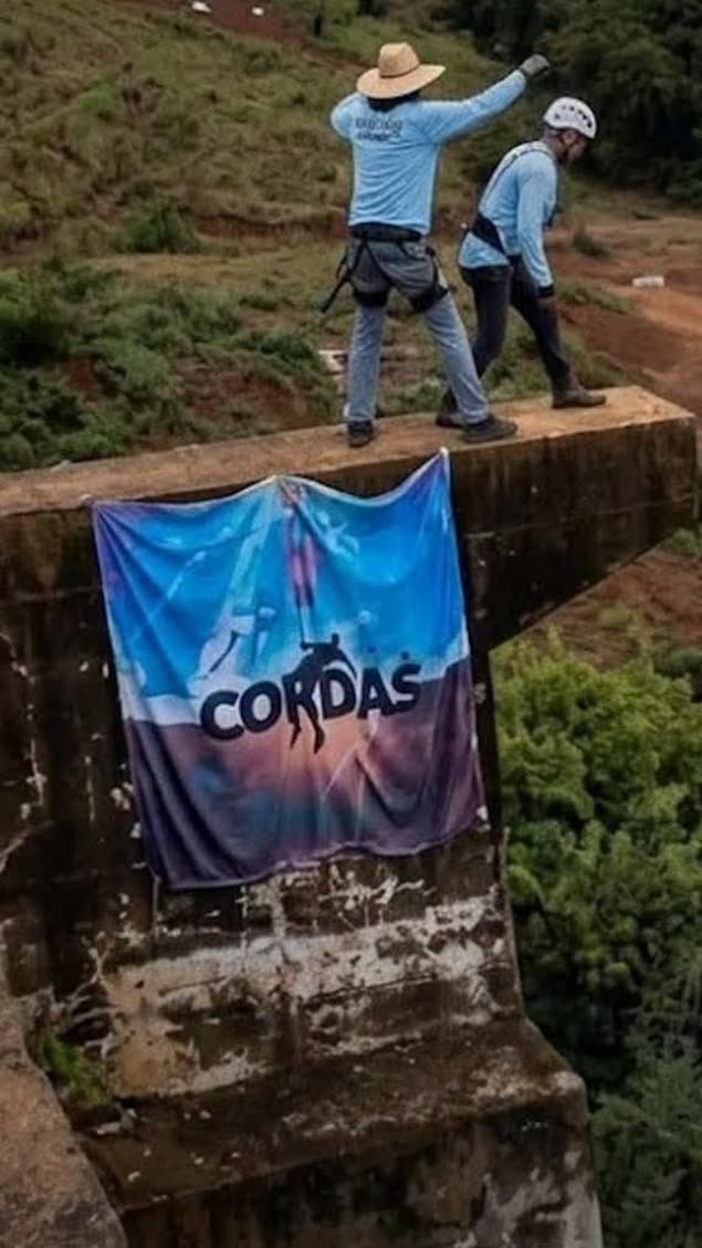 Deux hommes qui viennent de lancer une personne du haut d'un pont.