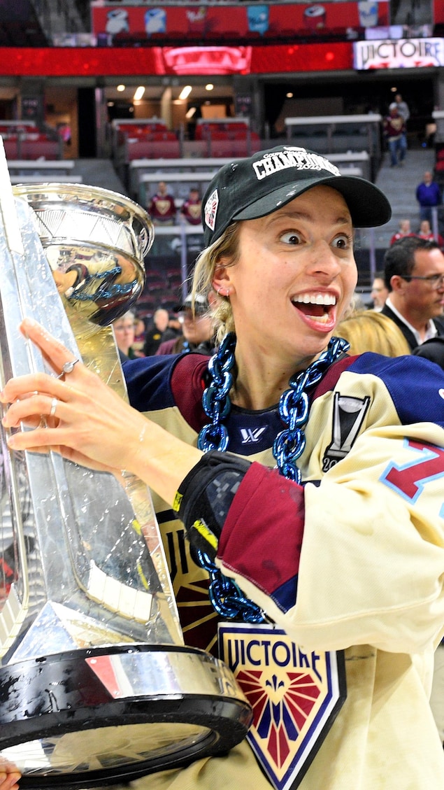 Jade Downie-Landry, joueuse de hockey de la Victoire de Montréal, soulève la Coupe Walter.