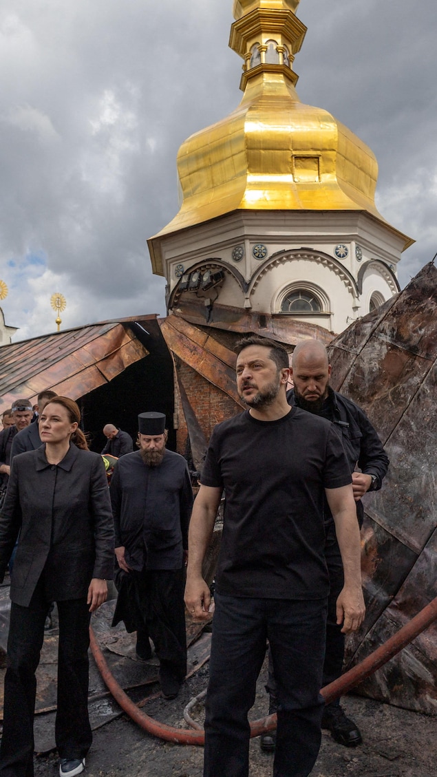 Volodymyr Zelensky sur le toit endommagé d'une cathédrale