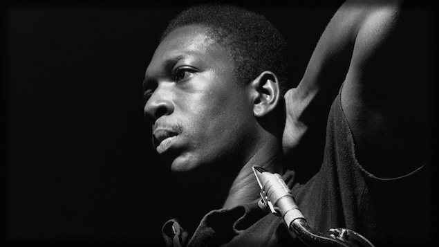 Le saxophoniste John Coltrane, en studio pour l'enregistrement de son classique Blue Train.