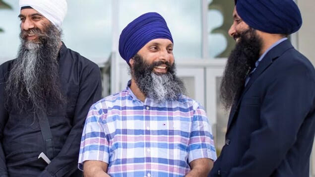 ਹਰਦੀਪ ਸਿੰਘ ਨਿੱਝਰ (ਵਿਚਕਾਰ) ਦੀ 2019 ਦੀ ਤਸਵੀਰ। I 18 ਜੂਨ ਨੂੰ ਨਿੱਝਰ ਦਾ ਸਰੀ ਦੇ ਗੁਰਦੁਆਰੇ ਦੇ ਪਾਰਕਿੰਗ ਲੌਟ ਵਿਚ ਗੋਲੀਆਂ ਮਾਰਕੇ ਕਤਲ ਕਰ ਦਿੱਤਾ ਗਿਆ ਸੀ।