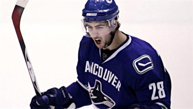 Des proches de Luc Bourdon souhaitent que les Canucks retirent le numéro 28