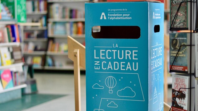 Une boîte de don de la Fondation pour l'alphabétisation est placée à l'accueil de la  Galerie du livre de Val-d'Or.