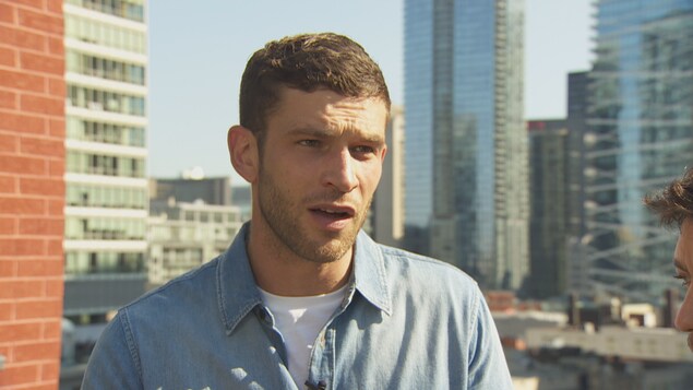 L'acteur sur le toit d'un immeuble en entrevue L'acteur sur le toit d'un immeuble en entrevue