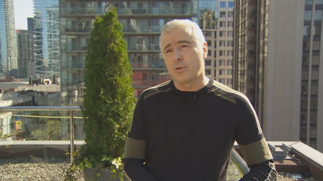 Le réalisateur Robin Campillo en entrevue sur le toit d'un immeuble Le réalisateur Robin Campillo en entrevue sur le toit d'un immeuble