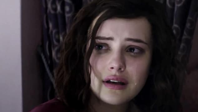Katherine Langford en larmes dans une scène de «13 Reasons Why»