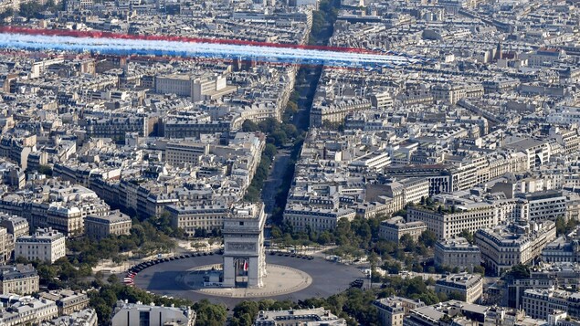 Une petite erreur de couleur a perturbé la spectaculaire traînée bleu-blanc-rouge: l'un des neuf Alphajet a lâché un fumigène rouge et non bleu comme prévu. Une petite erreur de couleur a perturbé la spectaculaire traînée bleu-blanc-rouge: l'un des neuf Alphajet a lâché un fumigène rouge et non bleu comme prévu.