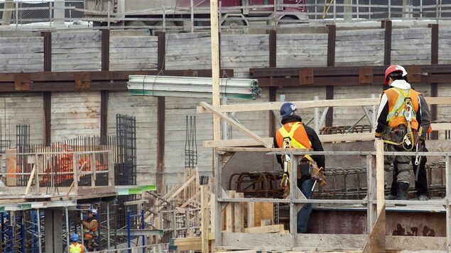 Des travailleurs sur un site de construction à Montréal (archives)