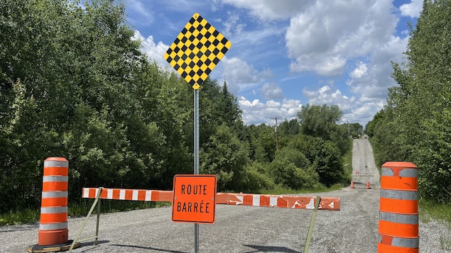 De la signalisation indiquant qu'une route est barrée. 
