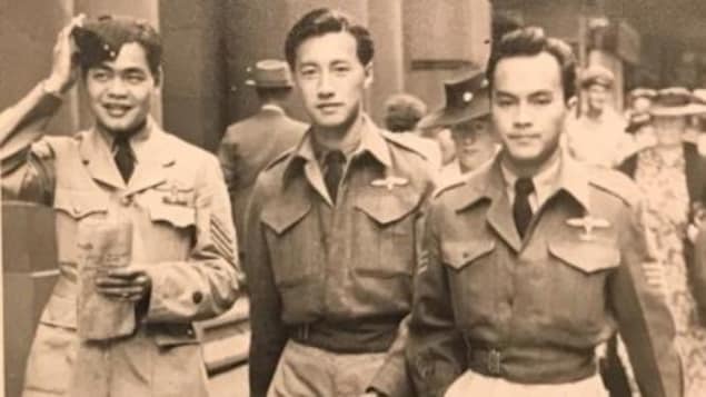 1945年，三位参与163部队远东行动的华裔士兵，从左至右Loucy King， James Wong, 和Norman Lowe。