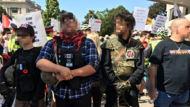 Des membres du groupe III % de l'Ontario lors d'une manifestation à London Des membres du groupe III % de l'Ontario lors d'une manifestation à London