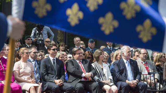 Le premier ministre du Canada Justin Trudeau et sa femme Sophie Grégoire-Trudeau, le maire de Montréal Denis Coderre et sa femme Chantal Renaud, ainsi que le premier ministre du Québec Philippe Couillard, lors d'une cérémonie marquant le 375e anniversaire de Montréal Le premier ministre du Canada Justin Trudeau et sa femme Sophie Grégoire-Trudeau, le maire de Montréal Denis Coderre et sa femme Chantal Renaud, ainsi que le premier ministre du Québec Philippe Couillard, lors d'une cérémonie marquant le 375e anniversaire de Montréal