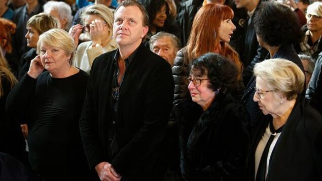 Les membres de la famille dans l'église lors de l'hommage au chanteur. Les membres de la famille dans l'église lors de l'hommage au chanteur.