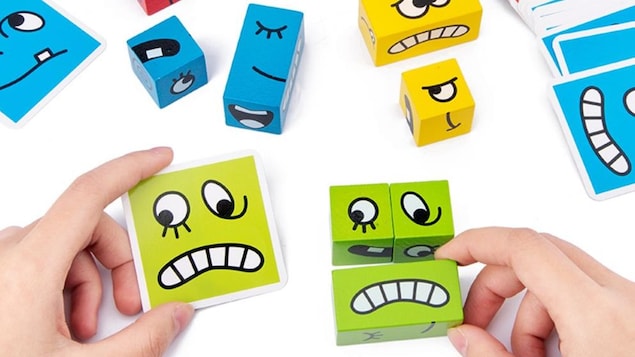 Un jeu de blocs en bois et de cartes.