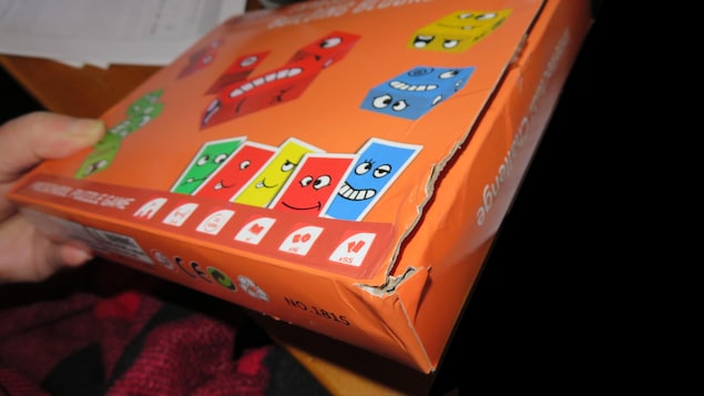 Une boîte de jeu abîmée.
