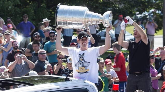 Sidney Crosby défile à Cole Harbour avec la Coupe Stanley en 2016 Sidney Crosby défile à Cole Harbour avec la Coupe Stanley en 2016