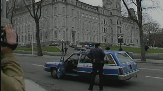 Une voiture de police se trouve devant l'Assemblée nationale en 1984.