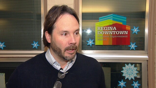 Aaron A. Murray devant les bureaux du Regina Downtown Business Improvement District Aaron A. Murray devant les bureaux du Regina Downtown Business Improvement District