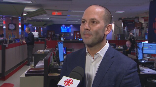 Le directeur général de Lyft Canada, Aaron Zifkin, en entrevue dans la salle des nouvelles de Radio-Canada. Le directeur général de Lyft Canada, Aaron Zifkin, en entrevue dans la salle des nouvelles de Radio-Canada.