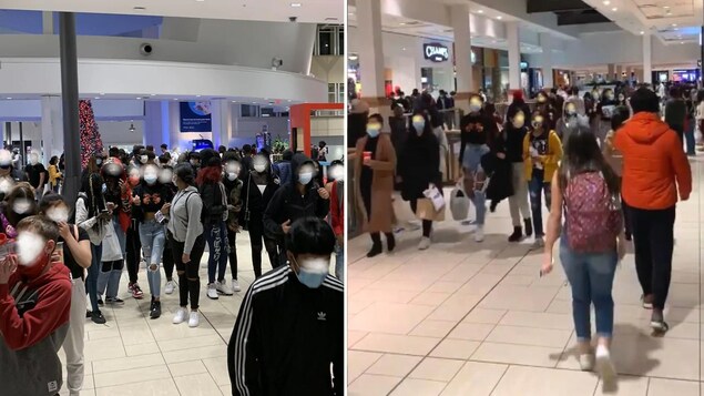 Des jeunes portant un masque sont attroupés et marchent dans un couloir de centre commercial.