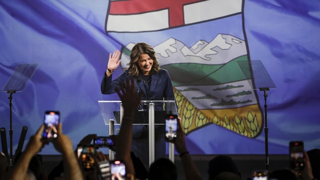 La cheffe du Parti conservateur uni de l'Alberta, Danielle Smith, salue la foule lors de son discours de victoire, à Calgary, le lundi 29 mai 2023.