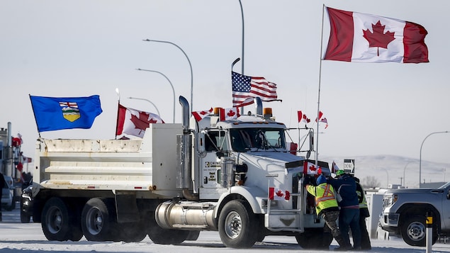 Suspension des services frontaliers à Coutts en marge du blocage routier