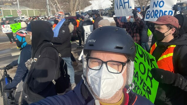 Des contre-manifestants bloquent un convoi en direction du centre-ville d’Edmonton