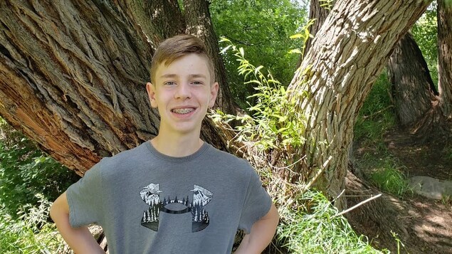Joshua Kirsch pose devant un arbre, en août 2022.