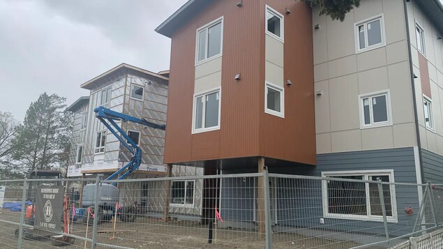 Un immeuble à logements en construction dans l'ouest d'Edmonton, en mai 2022.