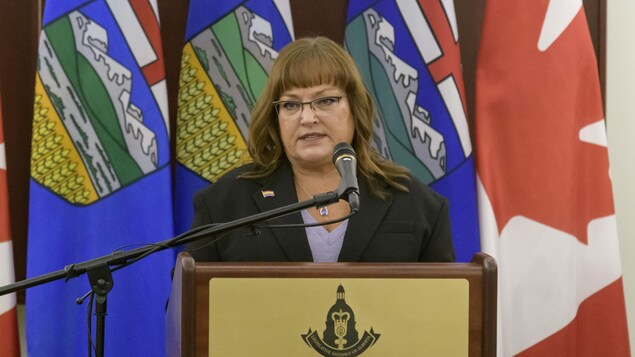 La défenseure de l'enfance et de la jeunesse, Terri Pelton, s'adresse aux médias le jour de sa prestation de serment à l'Assemblée législative de l'Alberta, à Edmonton, le 5 avril 2022.