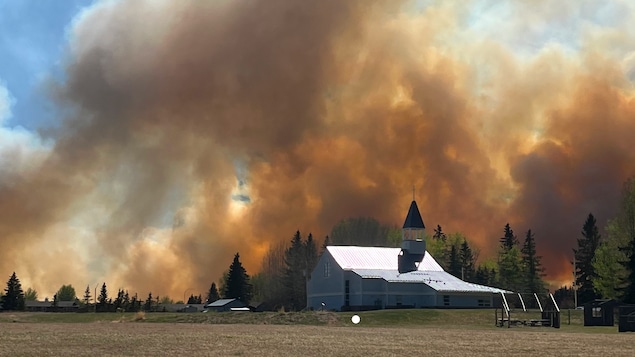 37 feux de forêt non maîtrisés et des milliers de personnes évacuées en Alberta