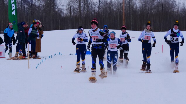 Des participants à l'épreuve de biathlon en raquettes s'élancent de la ligne de départ lors des Jeux d'hiver de l'Arctique de Wood Buffalo, en Alberta, le vendredi 3 février 2023.