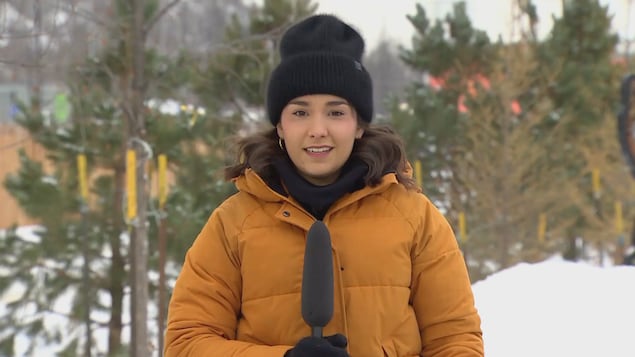 La journaliste Matisse Harvey sourit à la caméra avant la clôture des Jeux d'hiver de l'Arctique de Wood Buffalo, en Alberta, le samedi 4 février 2023.