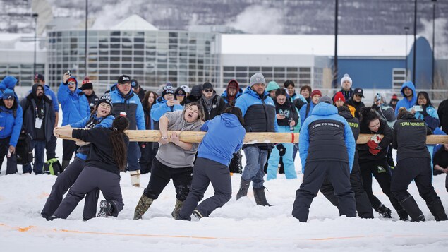 Deux équipes féminines, dont celle du Nunavik, s'affrontent à l'épreuve de la poussée de la perche lors des 26e Jeux d'hiver de l'Arctic, à Wood Buffalo, en Alberta, le vendredi 3 février 2023.